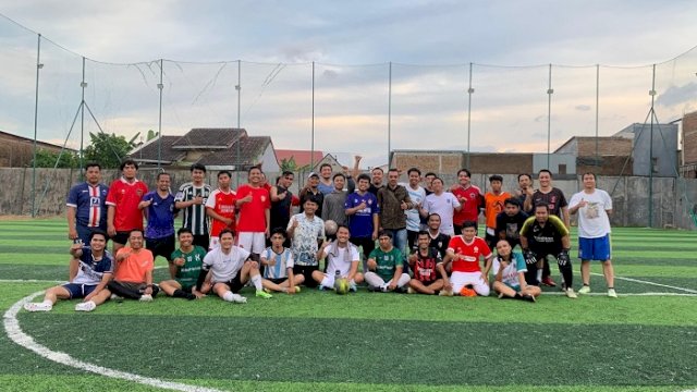 Andi Seto Asapa bersama para jurnalis foto bersama usai bermain Mini Soccer, Senin (8/7/2024).