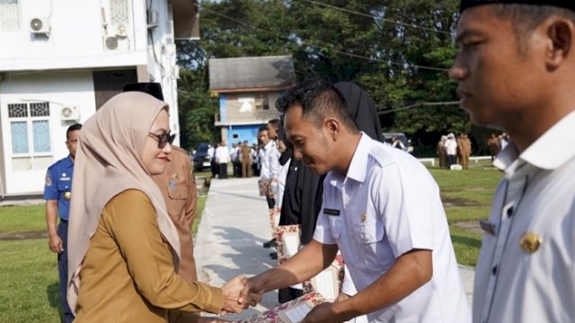 Penyerahan SPMT kepada PPPK tahun anggaran 2023 oleh Bupati Luwu Utara, Indah Putri Indriani.