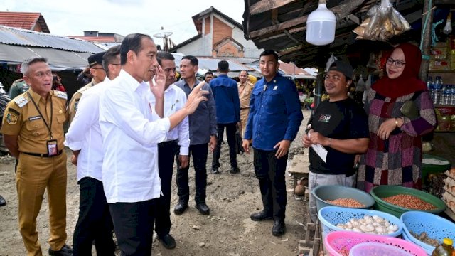 Presiden Jokowi melakukan kunjungan ke Pasar Sentral Palakka, Kabupaten Bone, Sulawesi Selatan, Kamis (4/6/2024). (Foto: BPMI Setpres/Muchlis Jr)