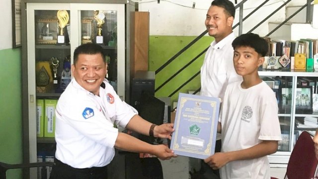 Tebus Ijazah Warga Ballaparang, Andi Seto Disambut Haru