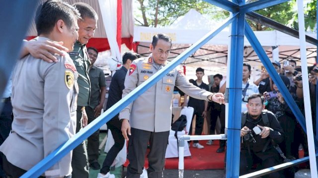 Kapolda Sulsel Irjen Pol Andi Rian Djajadi meninjau pembangunan sarana air bersih untuk warga.
