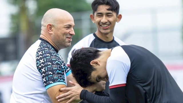Pelatih PSM Makassar Bernardo Tavares melakukan latihan bersama para pemain. (@PSM_Makassar)