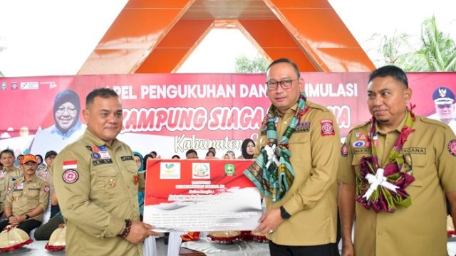 Sekretaris Jenderal Kemensos RI Dr. Robben Rico dan Pj Bupati Sinjai TR Fahsul Falah, saat menghadiri pencanangan KSB di kawasan Alun-Alun Sinjai Bersatu, Sabtu (6/7/2024).