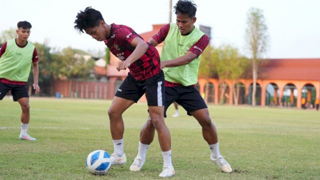 Para pemain Timnas U-19 Indonesia menjalani latihan. Indonesia akan melawan Kamboja di Stadion Gelora Bung Tomo, Surabaya malam ini, Sabtu (20/7/2024), pukul 19.30 WIB. (Dok. PSSI)
