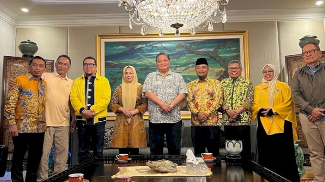 Ketua Umum Golkar Airlangga Hartarto berfoto bersama Andi Sudirman Sulaiman dan Fatmawati Rusdi didampingi pengurus DPP Golkar, pengurus Golkar Sulsel, dan pengurus NasDem Sulsel, Rabu malam (7/8/2024).