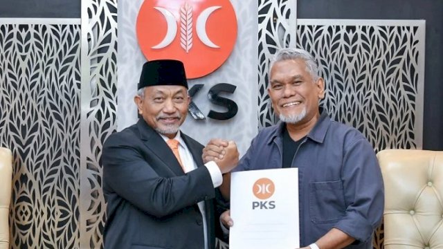 Amri Arsyid menerima rekomendasi dari PKS untuk maju Pilwalkot Makassar. Rekomendasi diserahkan langsung Presiden PKS Ahmad Syaikhu, di kantor DPP PKS.