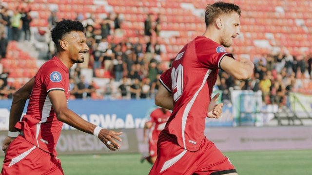 Striker PSM Nermin Haljeta (depan) merayakan golnya saat melawan PSBS Biak. (@PSM_Makassar)