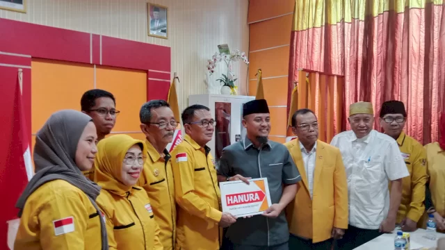 Bakal calon Gubernur Sulsel Andi Sudirman Sulaiman menyerahkan formulir pendaftaran di Kantor DPD Hanura Sulsel, Jl Andi Pangerang Pettarani Makassar, Selasa (6/8/2024).