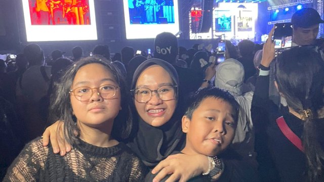 Calon Wakil Wali Kota Makassar, Rezki Mulfiati Lutfi bersama keluarga hadiri konser Shela on 7, Sabtu (10/8/2024).