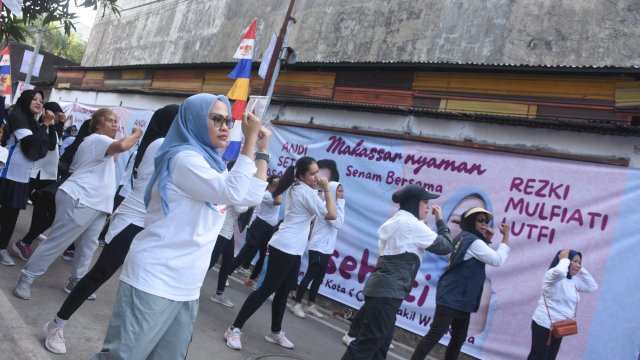 Calon Wakil Wali Kota Makassar, Rezki Mulfiati Lutfi bersama Istri Andi Seto, Andi Nurhilda senam SEHATI dengan warga, di Kelurahan Maricaya, Minggu (11/8/2024).