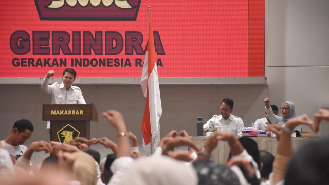Ketua DPC Partai Gerindra Makassar, Eric Horas memberikan sambutan saat rapat koordinasi daerah dan konsolidasi Partai Gerindra se-Kota Makassar, di Hotel Claro, Minggu (11/8/2024).