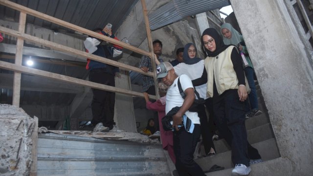 Ketua NasDem Makassar, Andi Rachmatika Dewi dampingi calon Wakil Wali Kota Makassar, Rezki Mulfiati meninjau pembangunan Masjid, di Kelurahan Pannampu, Jumat (16/8/2024).