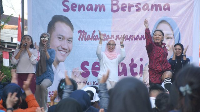Calon Wakil Wali Kota Makassar, Rezki Mulfiati Lutfi bersama Ketua NasDem Makassar, Andi Rachmatika Dewi senam bersama Sehati dengan warga Bontoala, Sabtu (17/8/2024).