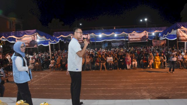 Pasangan Calon Wali Kota dan Wakil Wali Kota Makassar, Andi Seto Asapa- Rezki Mulfiati Lutfi memberikan sambutan saat silaturahmi bersama Warga Kecamatan Rappocini, Minggu (18/8/2024) malam.