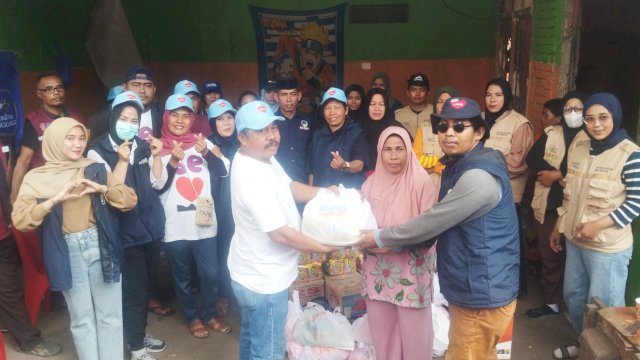 Tim SEHATI serahkan bantuan kepada warga korban kebakaran, di Area TPA Manggala, Sabtu (31/8/2024).
