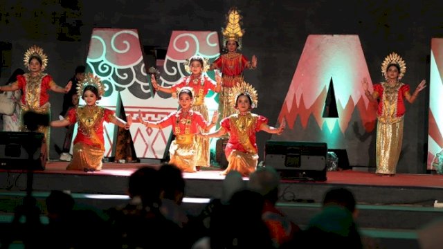 Pesona Tari Paduppa Hiasi Panggung KIM Fest 2024 di Makassar