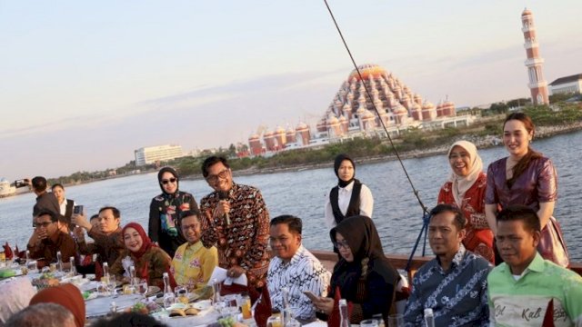 Peserta KIM Fest 2024 saat dijamu di atas kapal phinisi. Mereka menikmati senja di Kota Makassar hingga santap malam di tengah laut menggunakan kapal phinisi. 