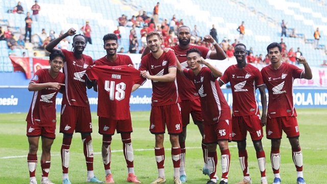 PSM Makassar berhasil mengalahkan Persis Solo dengan skor 3-0 dalam laga pekan pertama BRI Liga 1 2024/25 di Stadion Batakan Balikpapan, Sabtu (10/8/2024). Kemenangan itu didedikasikan untuk dua pemain mereka yang cedera, Arfan dan Reza. (@PSM_Makassar)