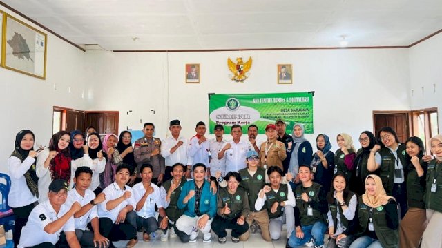 Mahasiswa KKN Sekolah Tinggi Ilmu Ekonomi (STIE) AMKOP Makassar melaksanakan proses pengabdian kepada masyarakat di Desa Barugaya, Rabu (28/8/2024).