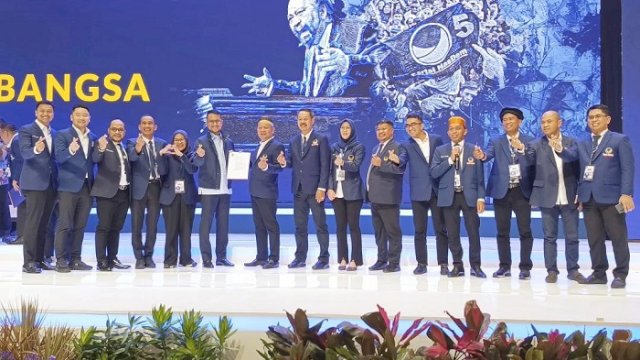 Pasangan Andi Seto Asapa-Rezki Mulfiati Lutfi (Sehati) menerima surat rekomendasi model B1KWK dari Partai Nasdem, di sela-sela agenda Kongres III DPP Partai Nasdem di Jakarta Convention Center, Minggu (25/8/2024).