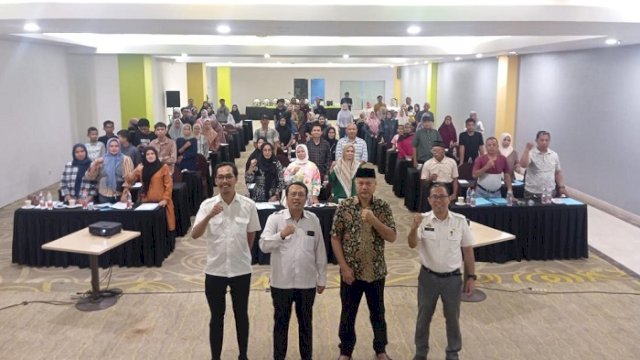 Anggota DPRD Kota Makassar, Abdul Wahid menggelar Sosialisasi Penyebarluasan Perda Nomor 5 Tahun 2022 tentang Perlindungan Guru, di Hotel MaxOne, Jalan Taman Makam Pahlawan, Rabu (21/8/2024). ()