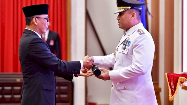 Pj Gubernur Sulsel, Prof Zudan Arif Fakrulloh, melantik Andi Winarno Eka Putra sebagai Penjabat Bupati Bone, di Aula Tudang Sipulung, Minggu malam (11/8/2024).
