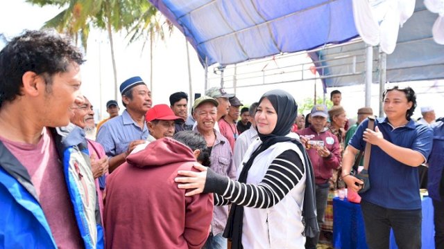 Kandidat wakil gubernur Sulsel Fatmawati Rusdi mengikuti diskusi dengan ratusan milenial di Desa Punagaya, Kecamatan Bangkala, Kabupaten Jeneponto, Sabtu (31/8/2024) siang.