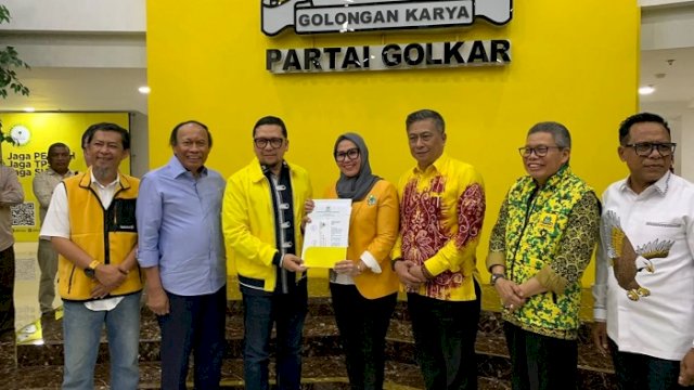 Pasangan bakal calon bupati dan wakil bupati Barru, Andi Ina Kartika Sari-Abustan, menerima rekomendasi dari DPP Golkar, yang diserahkan Wakil Ketua Umum DPP Golkar Ahmad Doli Kurnia, Rabu (7/8/2024).