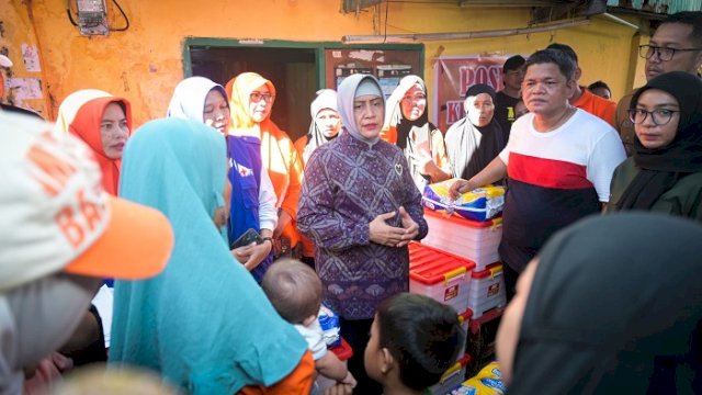 Indira Yusuf Ismail Salurkan Bantuan untuk Korban Kebakaran di Maccini Gusung