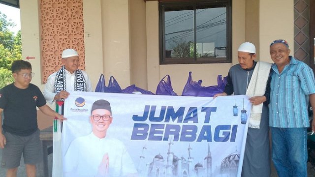 Bos pengusaha properti Benteng Kupa Group, Ismail Manda melakukan kegiatan kemanusiaan bertajuk Jumat Berbagi di Kota Parepare, Sulawesi Selatan.