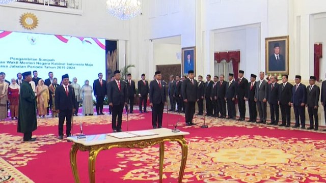 Presiden RI Joko Widodo (Jokowi) melantik tiga menteri negara dan satu wakil menteri negara Kabinet Indonesia Maju dalam sisa masa jabatan periode tahun 2019-2024, di Istana Negara, Jakarta, Senin (19/08/2024) pagi. (YuoTube BPMI Setpres)