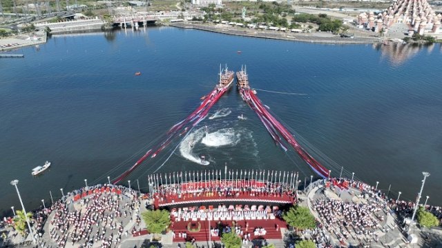 Sebanyak 79 lembar bendera Merah Putih dibentangkan dengan total panjang mencapai 7.900 meter, di Pantai Losari, Sabtu pagi (17/8/2024), saat memperingati HUT ke-79 Tahun Kemerdekaan Republik Indonesia.