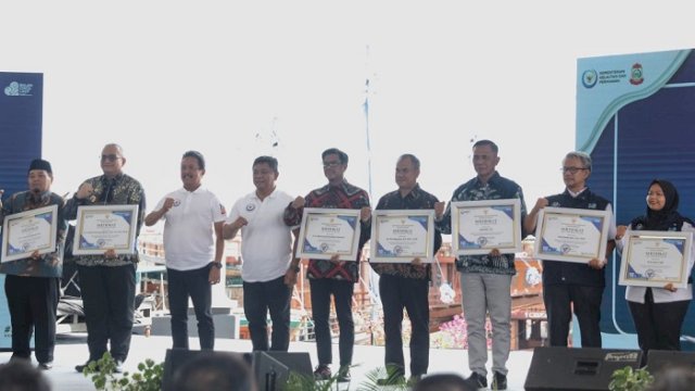 Walikota Makassar Raih Penghargaan Tokoh Peduli Masyarakat Pesisir dari KKP RI
