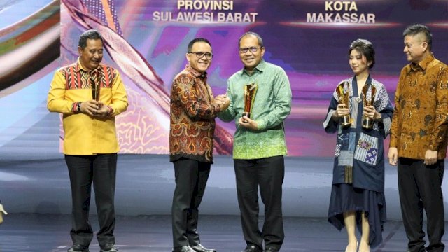 Walikota Makassar Moh Ramdhan Pomanto menerima penghargaan Pemimpin Daerah atas inovasinya dalam mewujudkan Makassar Low Carbon City.