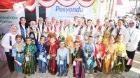 Ibu Negara Iriana Jokowi Serahkan Baby Care Set di Posyandu Asoka 7A Kecamatan Tamalate