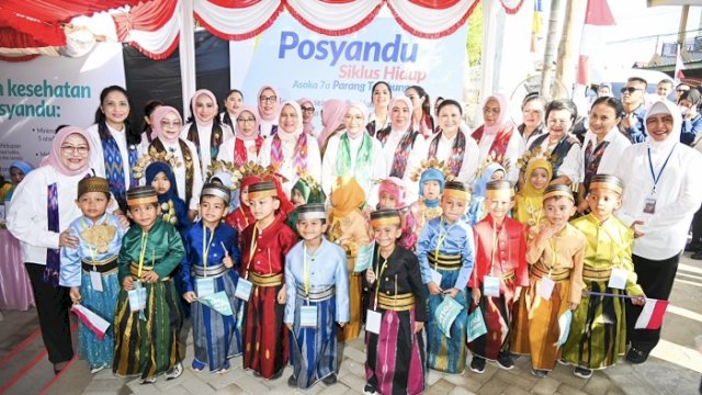 Ibu Negara Iriana Joko Widodo melakukan kunjungan ke Posyandu Asoka 7A di Kelurahan Parang Tambung, Kecamatan Tamalate, Kota Makassar, Sulawesi Selatan, Jumat (23/8/2024).