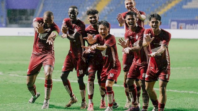 Para pemain PSM Makassar merayakan kemenangan setelah mengalahkan Dewa United FC dengan skor 3-1 di Stadion Batakan Balikpapan, Senin (26/8/2024). (@PSM_Makassar)