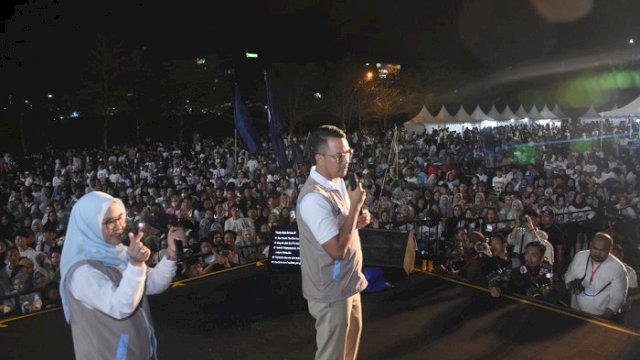 Andi Seto Asapa dan Rezki Mulfiati Lutfi mendeklarasikan diri untuk maju dalam Pilwalkot Makassar 2024. Deklarasi berlangsung di Parking LOT Phinisi Point Mal, Jalan Metro Tanjung Bunga, Makassar, Kamis (22/8/2024) malam.