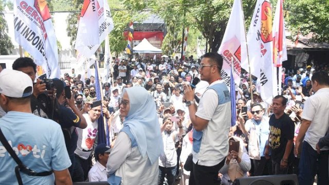 Pasangan Andi Seto Asapa-Rezki Mulfiati Lutfi secara resmi mendaftar di KPU Kota Makassar dengan diantar ribuan pendukungnya.