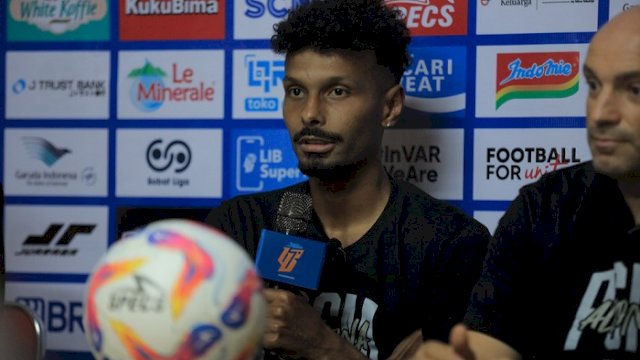 Bek tengah PSM Aloisio Soares Neto dan Pelatih PSM Bernardo Tavares. (ligaindonesiabaru.com)