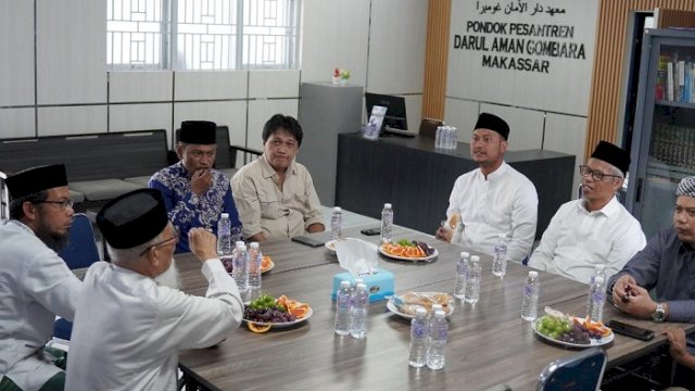 Calon Walikota Makassar Andi Seto Gadhista Asapa saat bersilaturahmi dengan Ketua Yayasan Buq'atun Mubarakah Pusat Gombara, Ustaz Muhammad Iqbal Djalil atau Ustaz Ije.