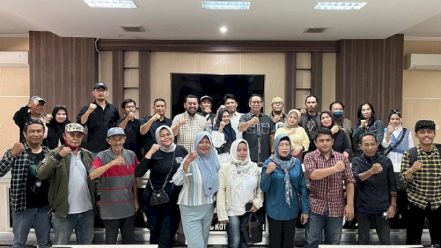 Sejumlah RT/RW dari berbagai kelurahan mendatangi Kantor DPRD Kota Makassar, Kamis (26/9/2024). Mereka diterima langsung oleh Ketua sementara DPRD Makassar Supratman bersama para anggota DPRD lainnya di Ruang Banggar.