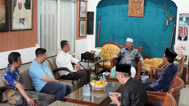 Calon Wali Kota Makassar nomor urut 2, Andi Seto Asapa bercengkrama bersama Syekh Sayyid Abdul Rahim Assegaf atau yang lebih dikenal sebagai Puang Makka, di Jl Baji Bicara, Mamajang, Sabtu (28/9/2024).