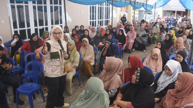Calon Wakil Wali Kota Makassar, Rezki Mulfiati Lutfi silaturahmi bersama ratusan emak-emak di Kelurahan Borong, Rabu (4/9/2024). 