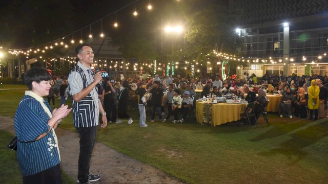 Anggota DPRD Makassar, Odhika Cakra Satriawan (OCS) didampingi istri memberikan sambutan saat syukuran bersama ribuan tim pendukungnya, di Hotel Maxone, Jl Taman Makam Pahlawan, Senin (9/9/2024).