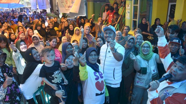 Pasangan calon Wali Kota dan Wakil Wali Kota Makassar, Andi Seto Asapa-Rezki Mulfiati Lutfi silaturahmi bersama warga Pulau Kecamatan Sangkarrang, Senin (16/9/2024).