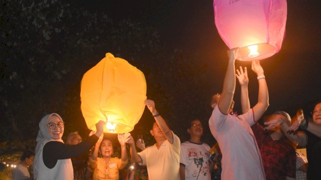 Pasangan calon Wali Kota dan Wakil Wali Kota Makassar, Andi Seto Asapa-Rezki Mulfiati Lutfi melepas lampion di perayaan Festival Lampion yang diadakan Persaudaraan Peranakan Tionghoa Makassar (P2TM), Selasa (17/9/2024).