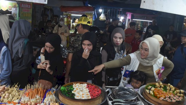 Wakil Wali Kota Makassar, Rezki Mulfiati Lutfi borong produk UMKM saat kunjungan ke Pasar Cidu, Jl Tinumbu, Jumat (20/9/2024).