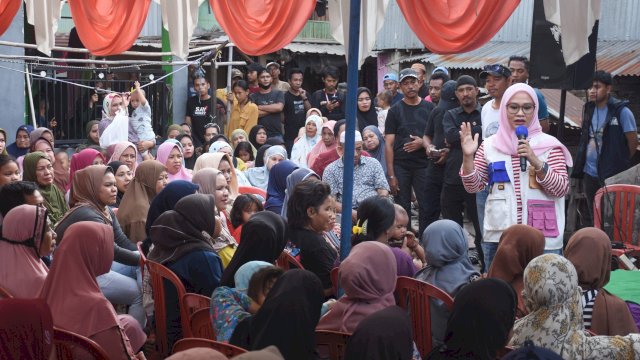 Calon Wakil Wali Kota nomor urut 2, Rezki Mulfiati Lutfi jelaskan Program Nyaman Pendidikan, di Kelurahan Parangloe, Kamis (26/9/2024).