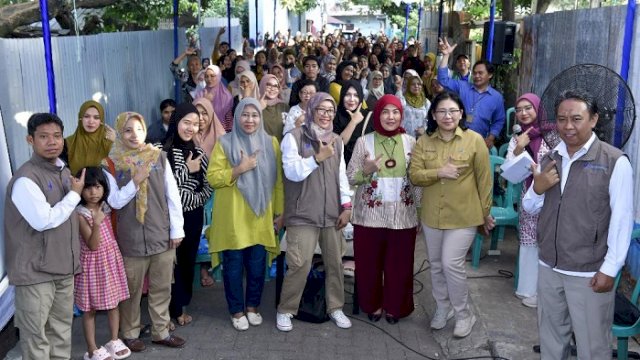 Legislator DPR RI, Aliyah Mustika Ilham saat menggelar sosialisasi pemberdayaan masyarakat KIE tentang obat dan makanan, di Kec. Maccini Sombala, Selasa (10/09/2024).